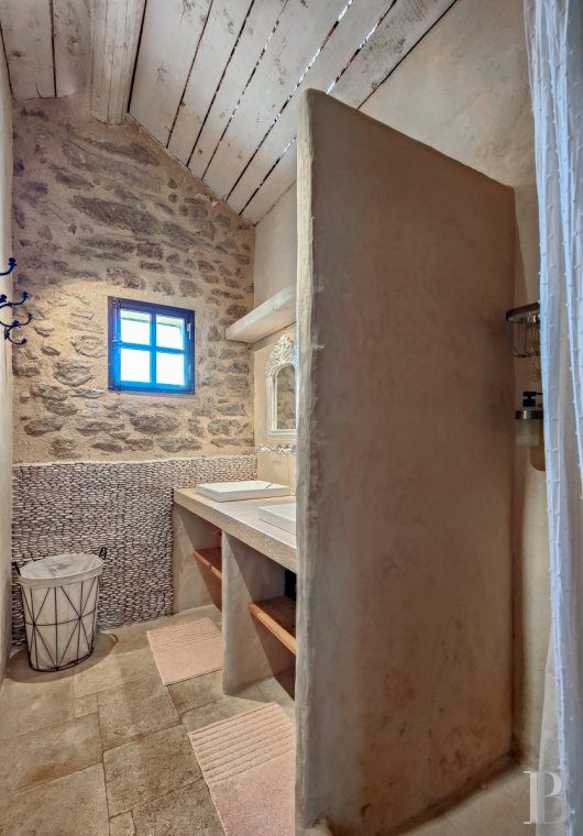 Dans le Vaucluse, aux environs de Beaumes-de-Venise,  une ancienne ferme du 18e siècle bordée de vignes - photo  n°29